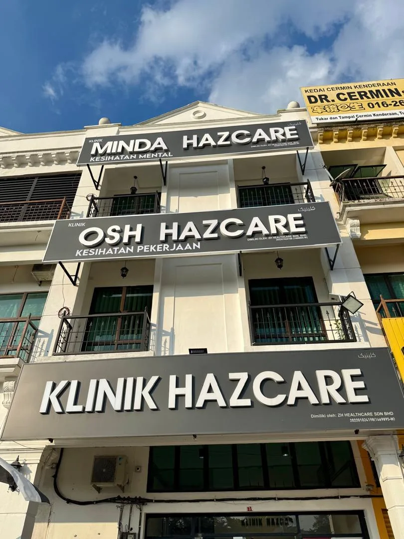 Eksterior Klinik Hazcare di Temerloh — tiga papan tanda: Minda, OSH, Klinik Hazcare.